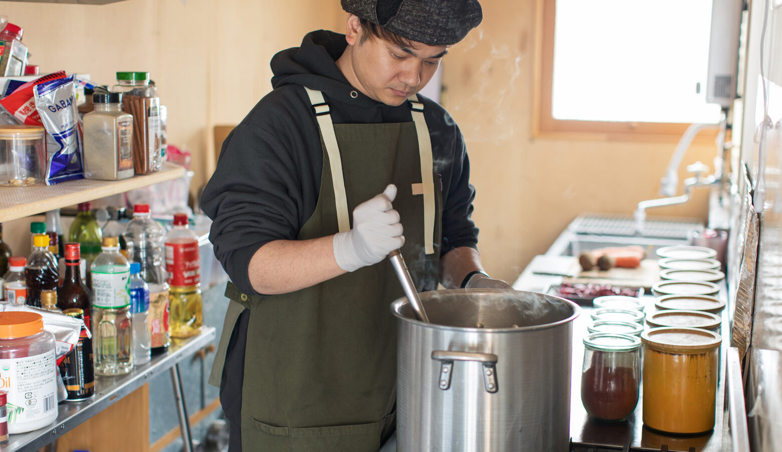 カレーを仕込む濱田祐輔さん